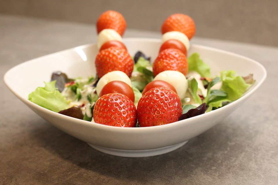 Erdbeerspieß auf Salat