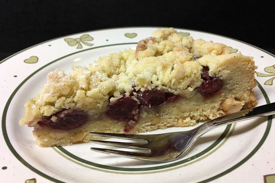 Krümel-Torte mit Sauerkirschen