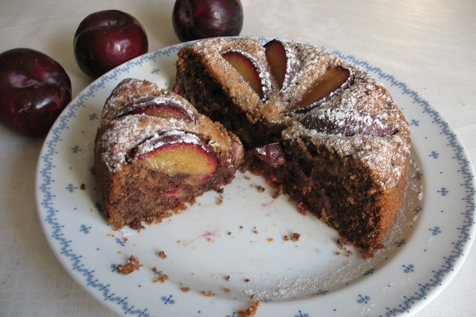 Saftiger Pflaumenkuchen mit Schokolade