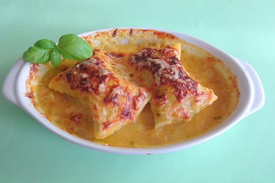 Überbackene Maultaschen mit Kürbissauce