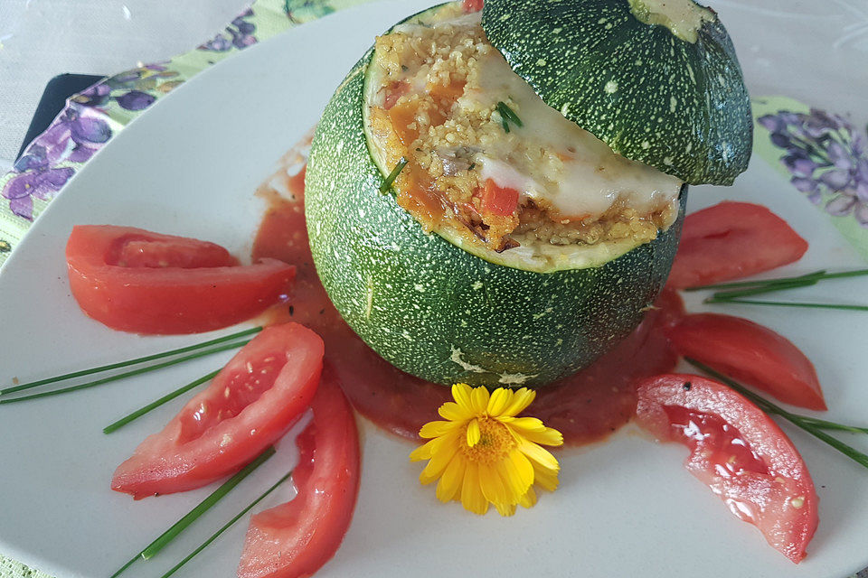 Vegetarische gefüllte Zucchini