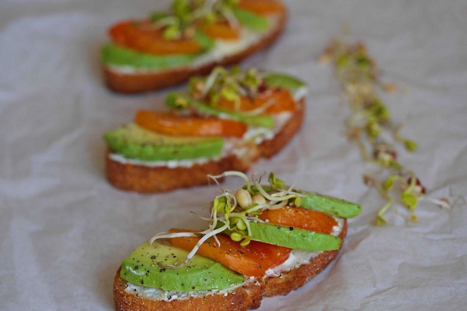 Avocado-Sharon-Crostini