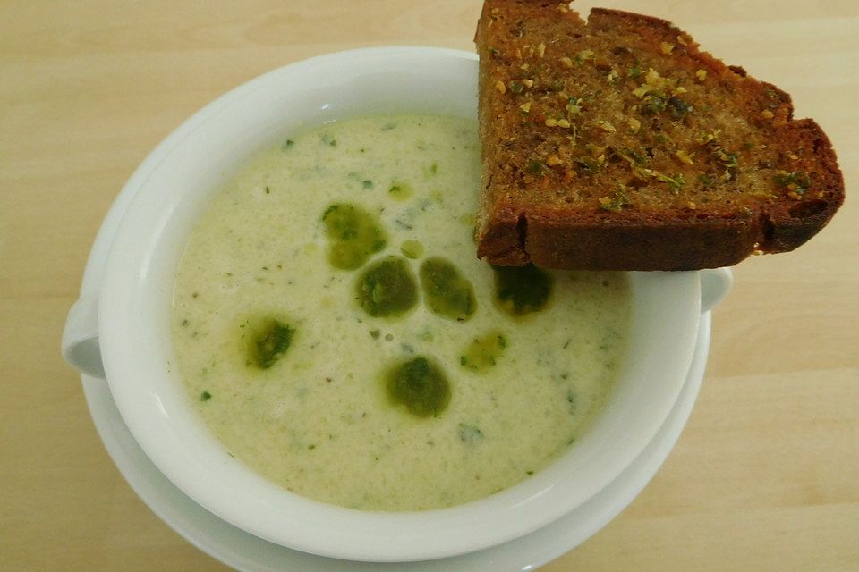 Gurkensüppchen mit Basilikum-Crostini