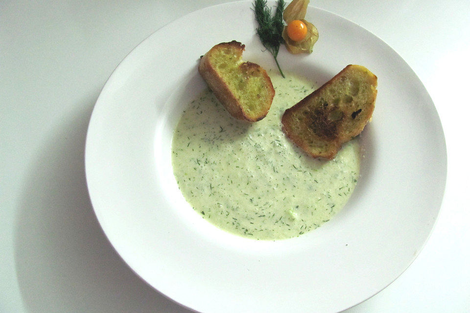 Gurkensüppchen mit Basilikum-Crostini