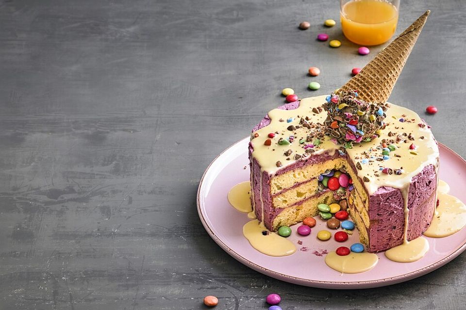 Piñata Torte mit Smarties