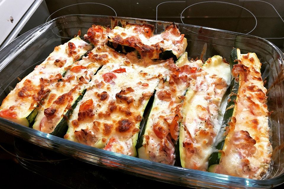 Zucchini, überbacken, mit Frischkäsefüllung