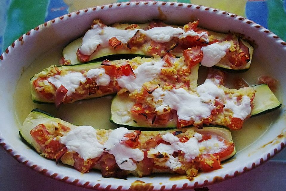 Zucchini, überbacken, mit Frischkäsefüllung