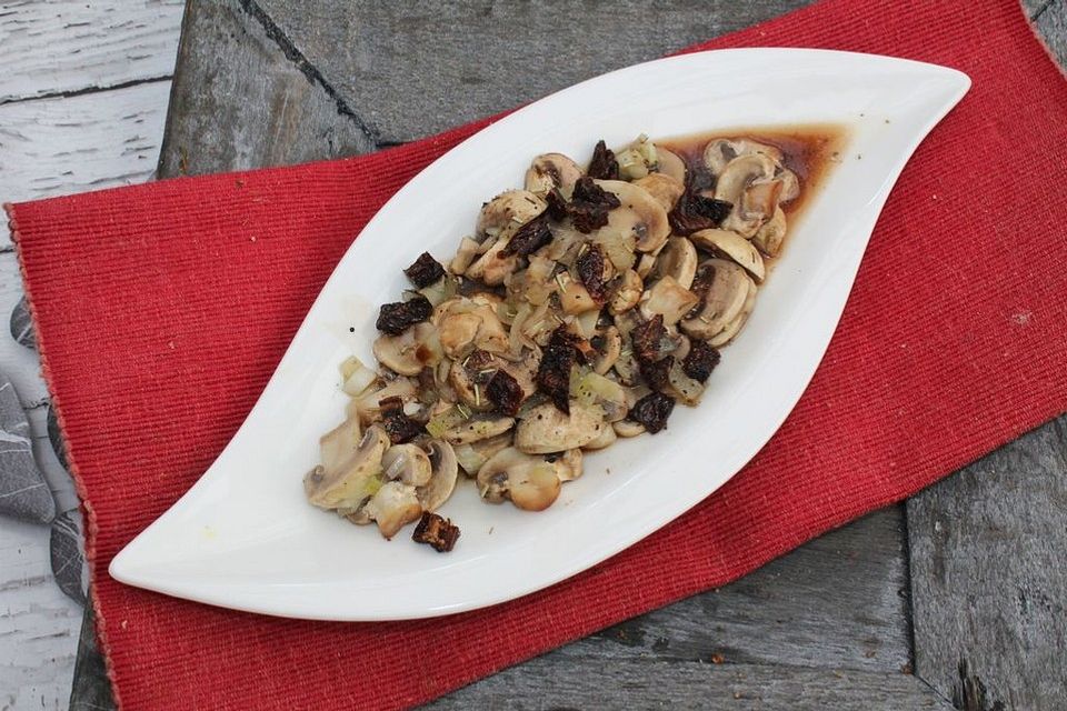 Champignonsalat mit getrockneten Tomaten