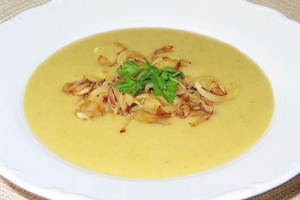 Kartoffelcremesuppe mit gebratenen Zwiebelringen