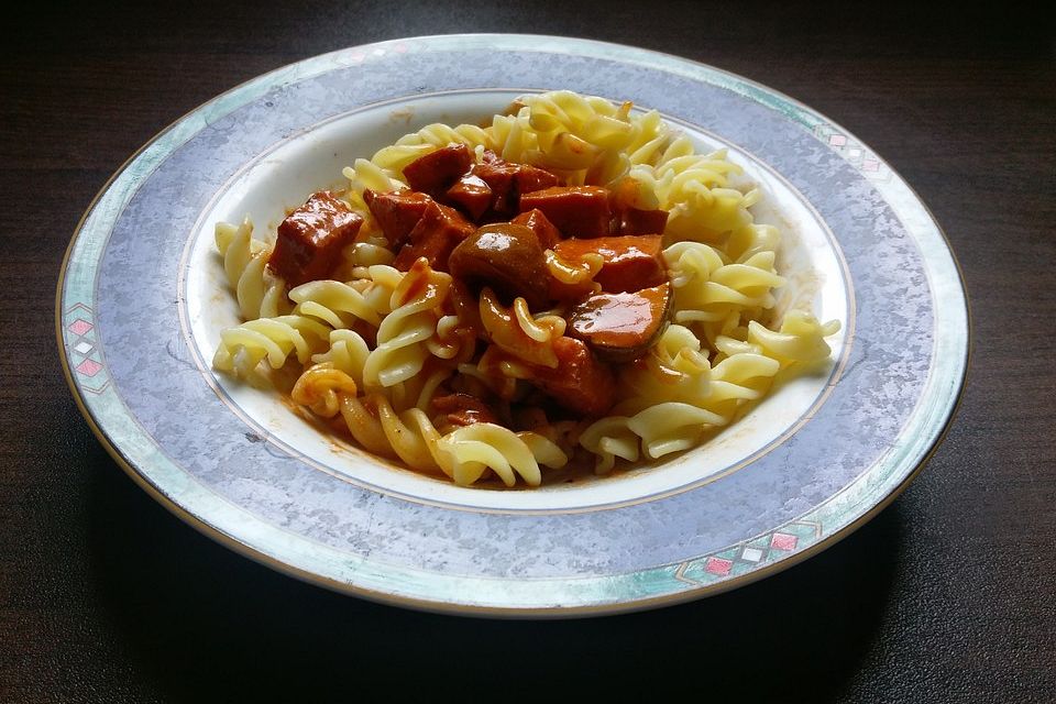 Deftiges Wurstgulasch mit Champignons