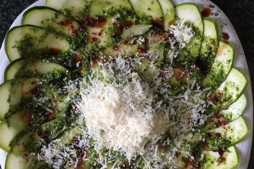 Zucchinicarpaccio mit Pesto