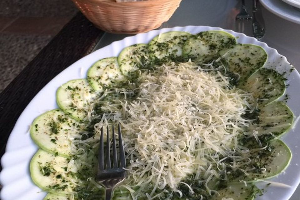 Zucchinicarpaccio mit Pesto