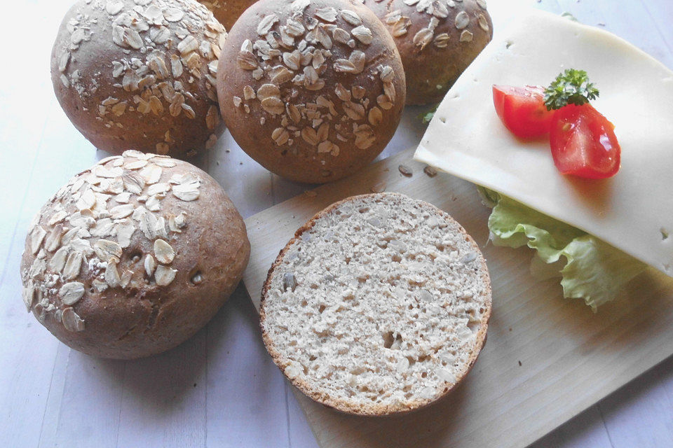 Knusprige Dinkelbrötchen mit Sonnenblumenkernen