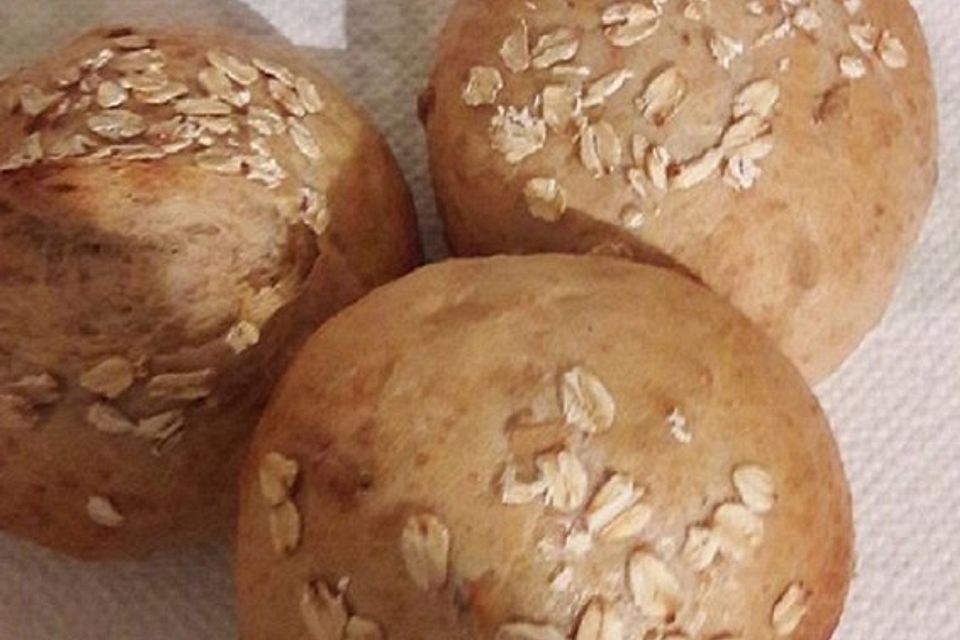 Knusprige Dinkelbrötchen mit Sonnenblumenkernen