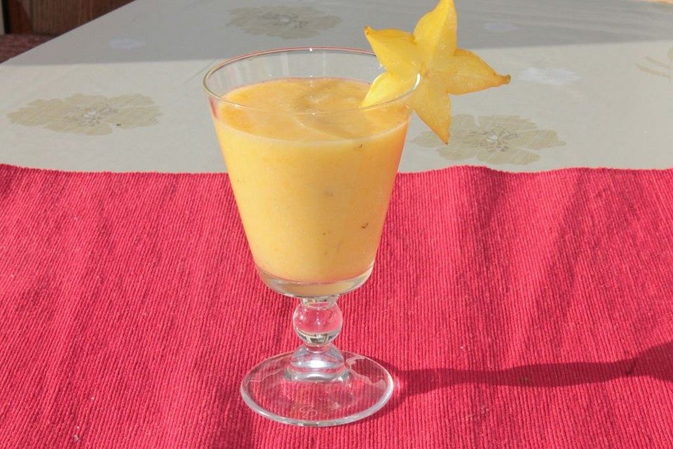 Mango-Banane-Sternfrucht-Smoothie