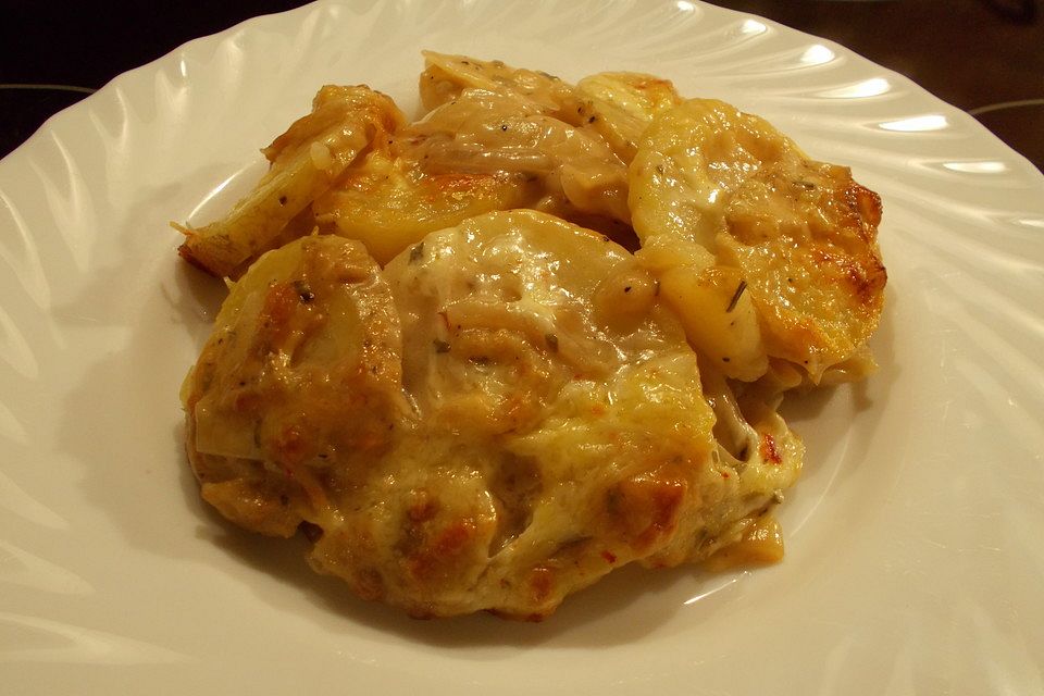 Kartoffelauflauf mit kräftiger Zwiebelrahmsauce