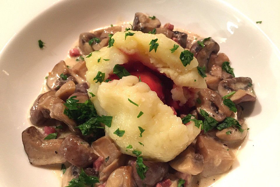 Preiselbeerknödel mit Pilzgulasch