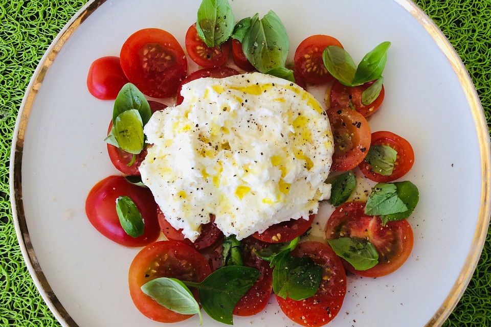 Burrata auf Tomatencarpaccio