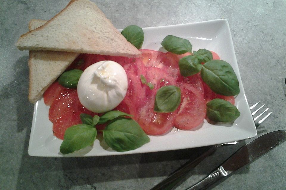 Burrata auf Tomatencarpaccio