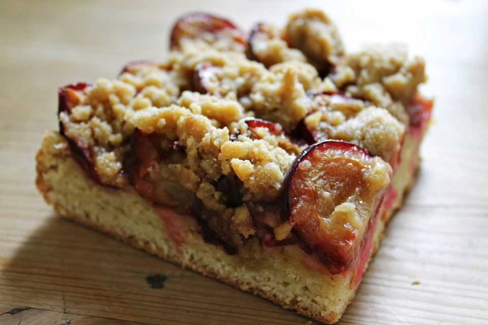 Dinkel-Pflaumenkuchen mit Streuseln