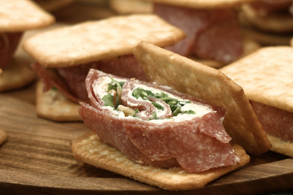 Salami Cracker als Partysnack