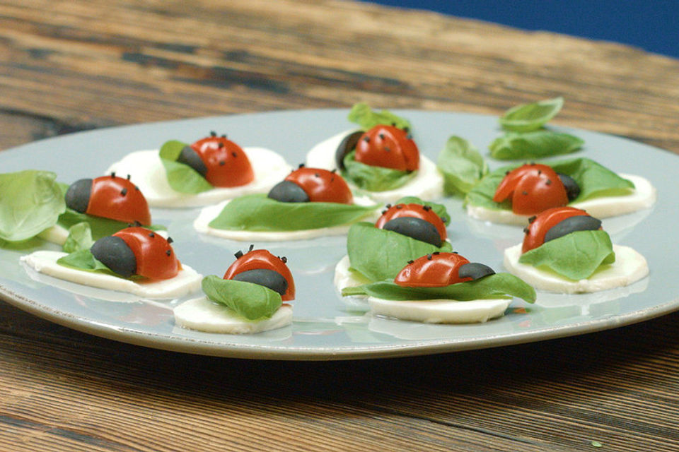 Tomate-Mozzarella-Marienkäfer