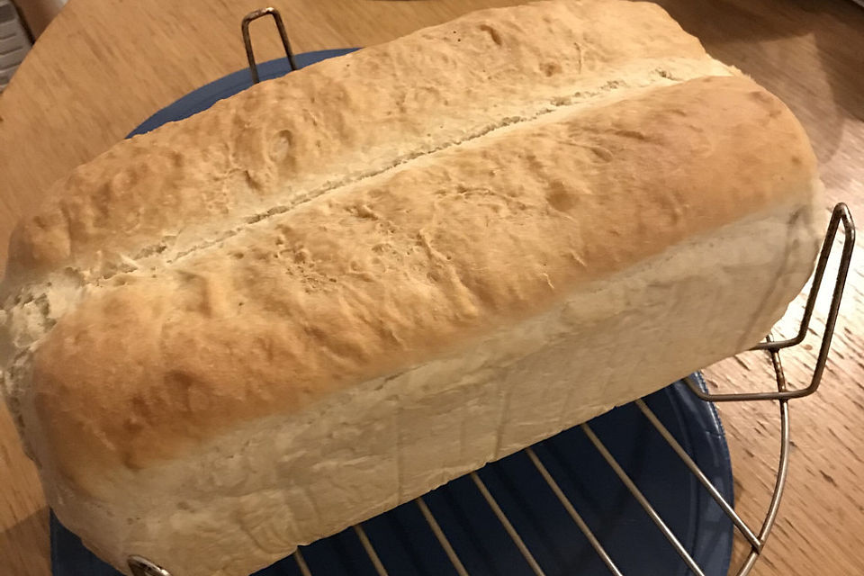 Knuspriges Kastenweißbrot/Stuten