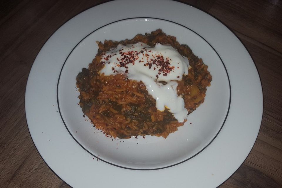 Türkisches Spinatgericht mit Joghurt