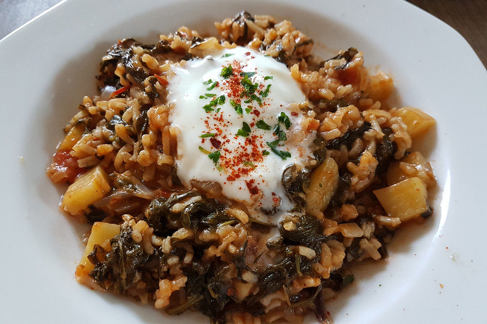 Türkisches Spinatgericht mit Joghurt