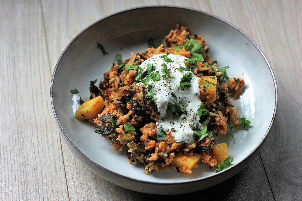 Türkisches Spinatgericht mit Joghurt