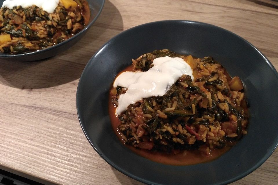 Türkisches Spinatgericht mit Joghurt