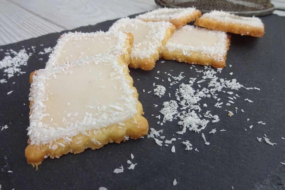 Festliche Ausstechplätzchen mit Kokosmilchglasur