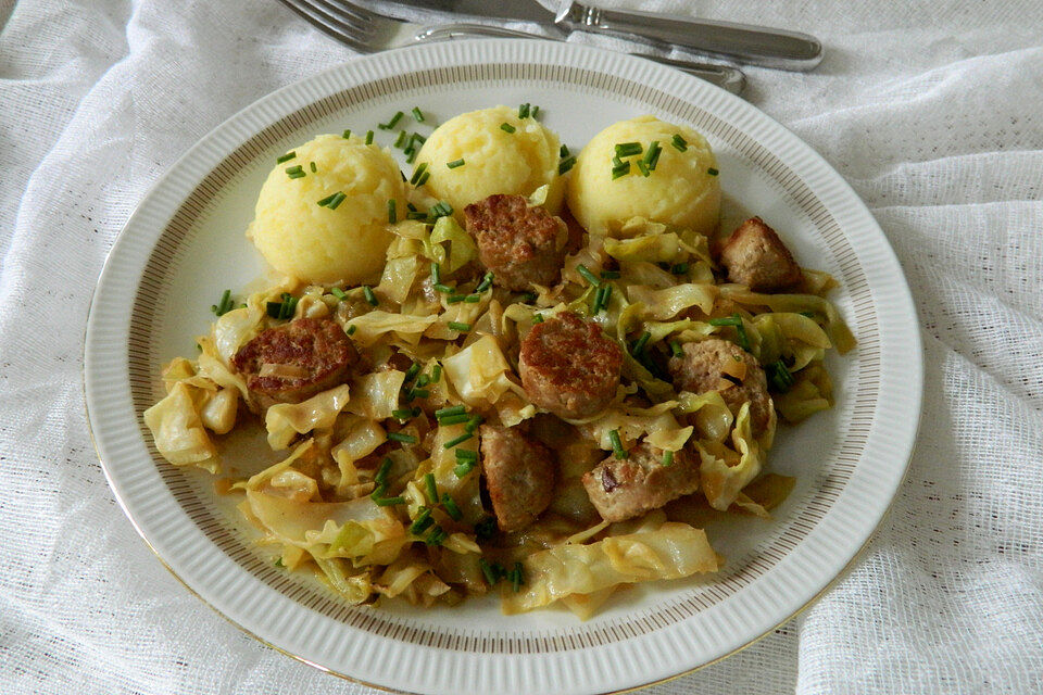 Spitzkohl-Bratwurst-Pfanne