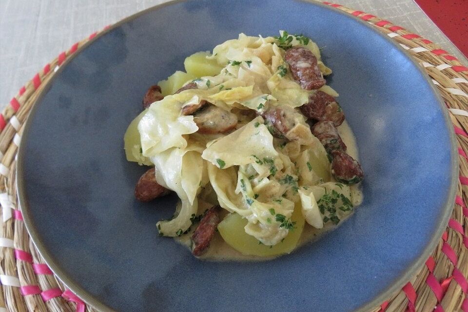 Spitzkohl-Bratwurst-Pfanne