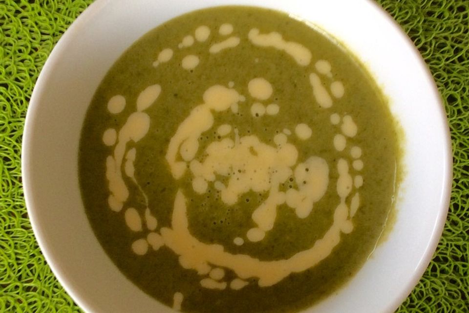 Petersiliencremesuppe mit Parmesan