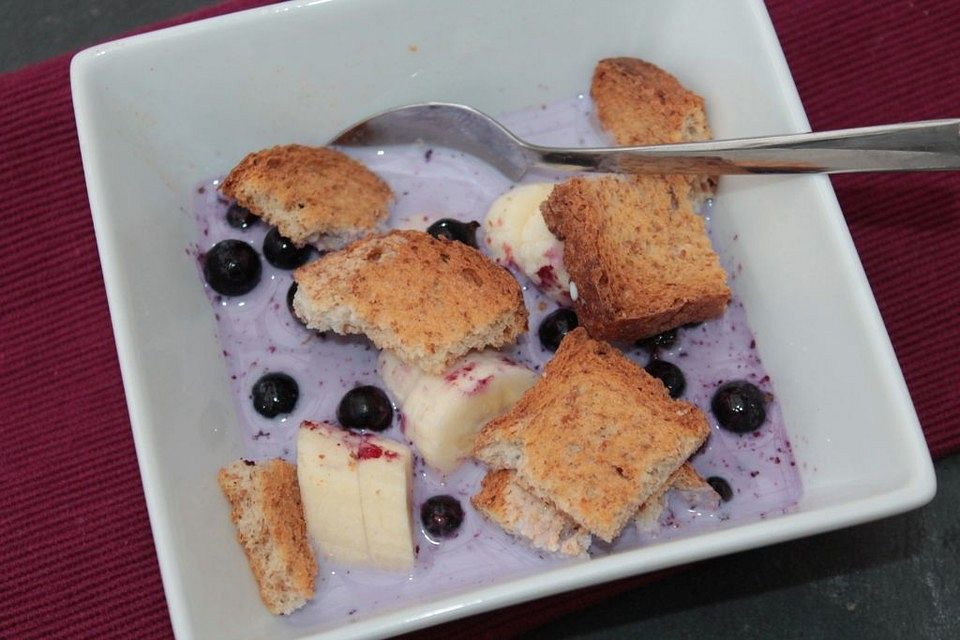 Bananen-Beeren-Zwieback-Müsli