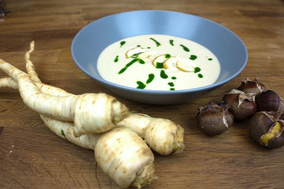 Petersilienwurzelsuppe mit Maronen