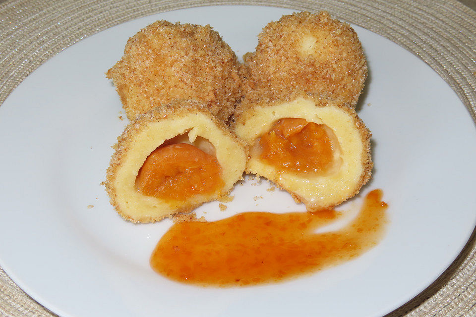 Österreichische Marillenknödel mit Topfenteig