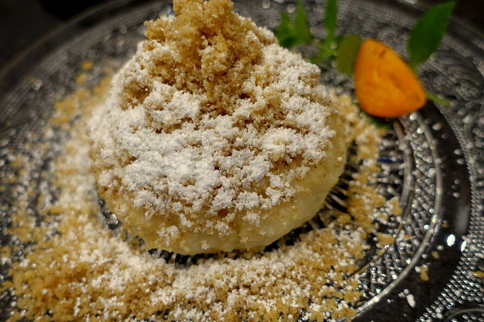 Österreichische Marillenknödel mit Topfenteig