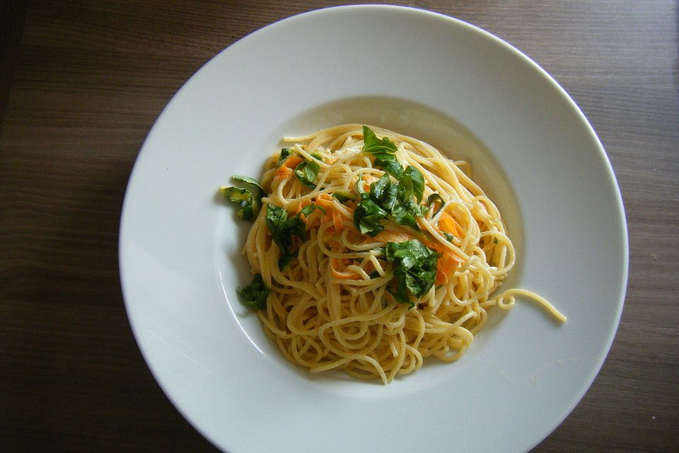 Bunte Gemüsespaghetti