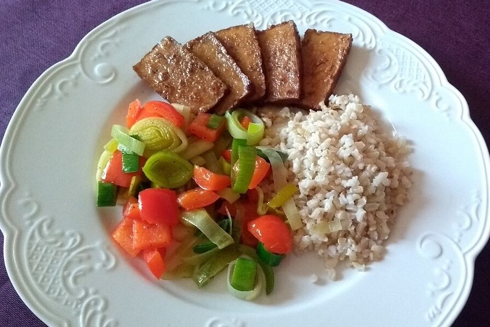 Glasierter Tofu mit Lauchgemüse