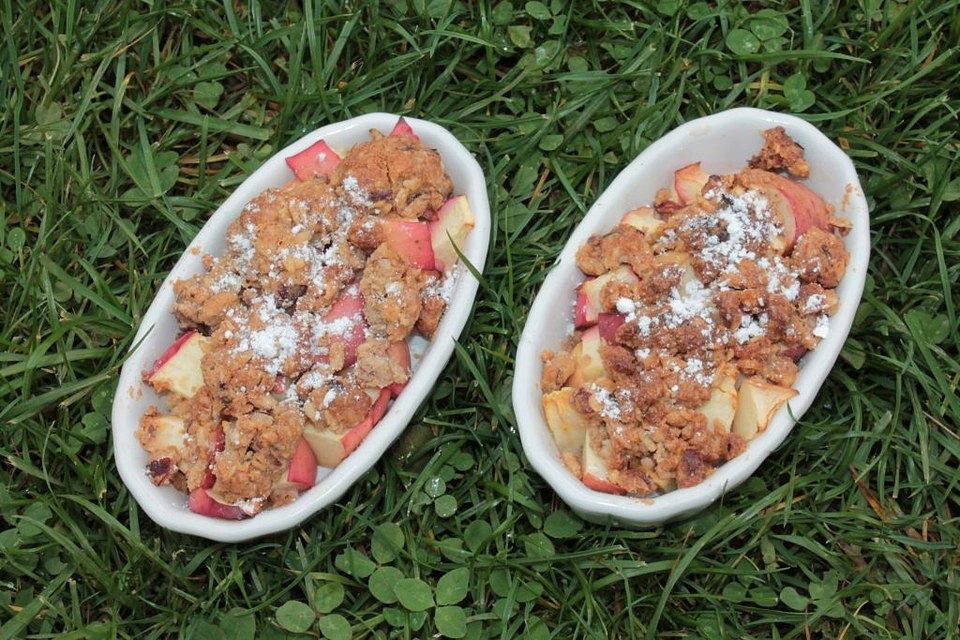 Apfel-Crumble mit Haselnüssen