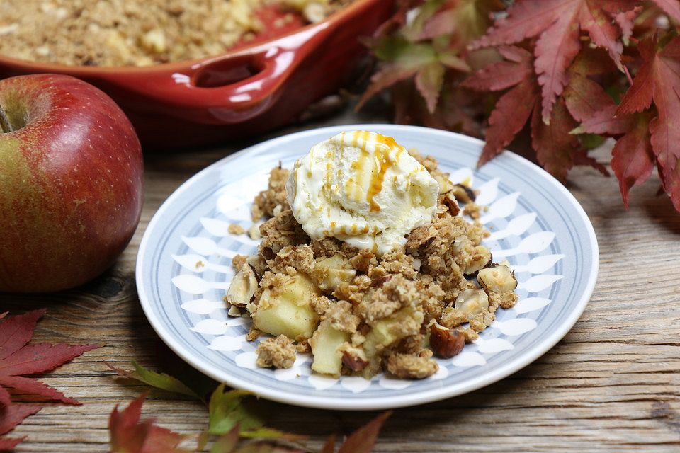 Apfel-Crumble mit Haselnüssen