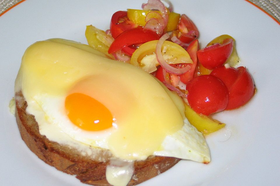 Bratbrot mit Tomatensalat