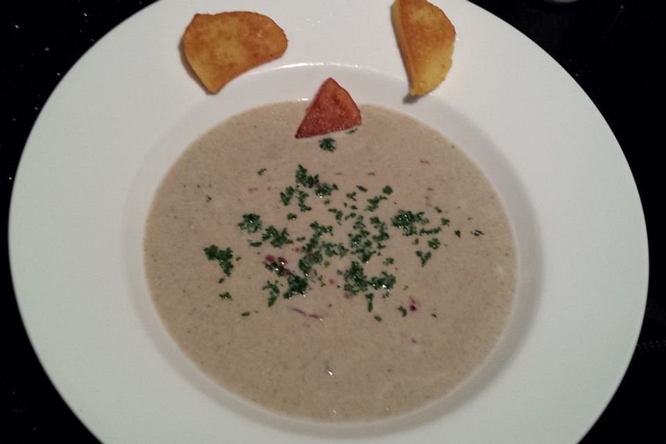 Champignoncremesuppe mit angebratenen Schinkenwürfeln