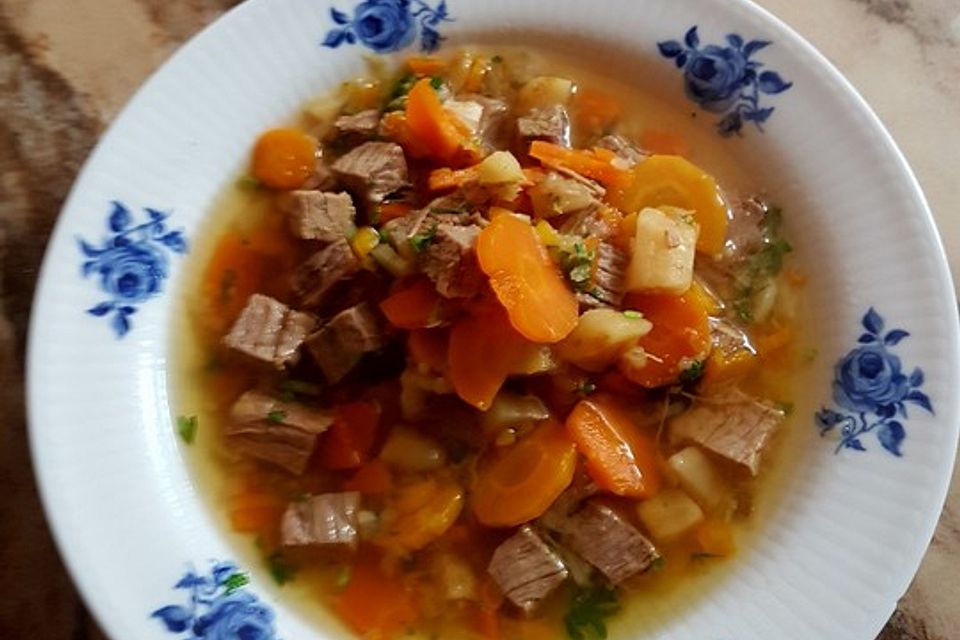 Rindfleischsuppe mit Gemüse