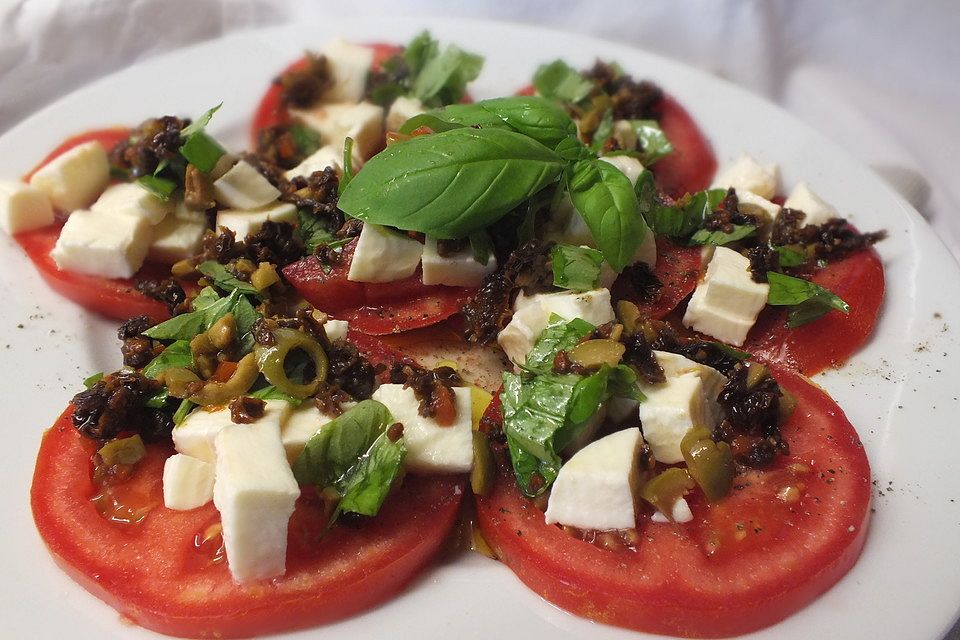 Tomaten-Carpaccio mit Mozzarella