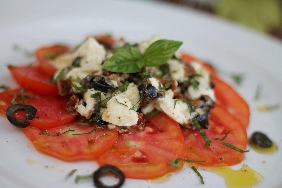 Tomaten-Carpaccio mit Mozzarella