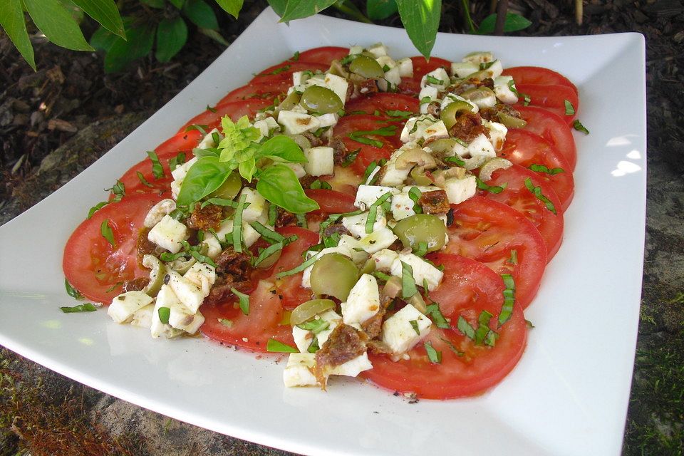 Tomaten-Carpaccio mit Mozzarella