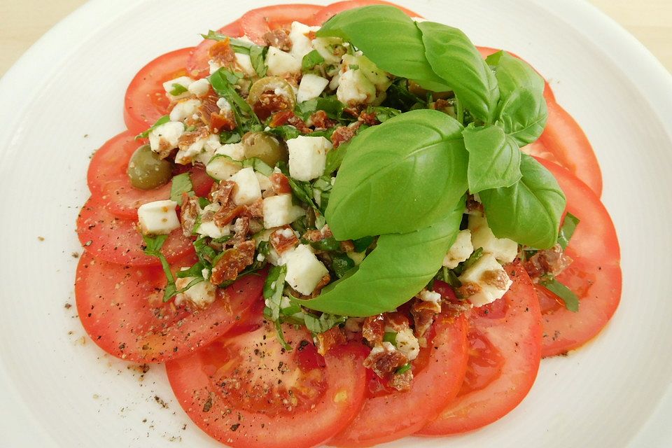 Tomaten-Carpaccio mit Mozzarella